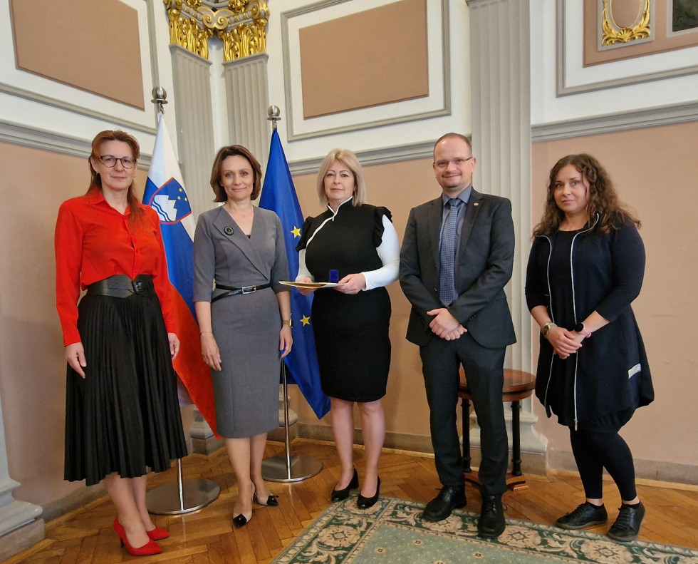 skupinska fotografija udeležencev zaprisege okrožne tožilke