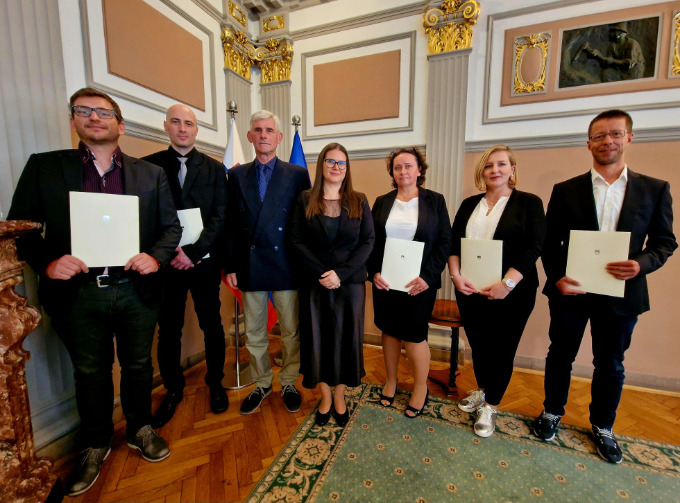 skupinska fotografija sodnih izvedencev in tolmačev