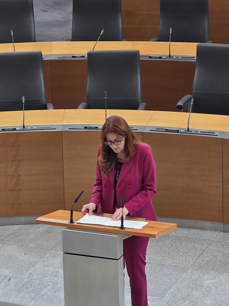 Ministrica Katič med nagovorom poslancem za govorniškim pultom