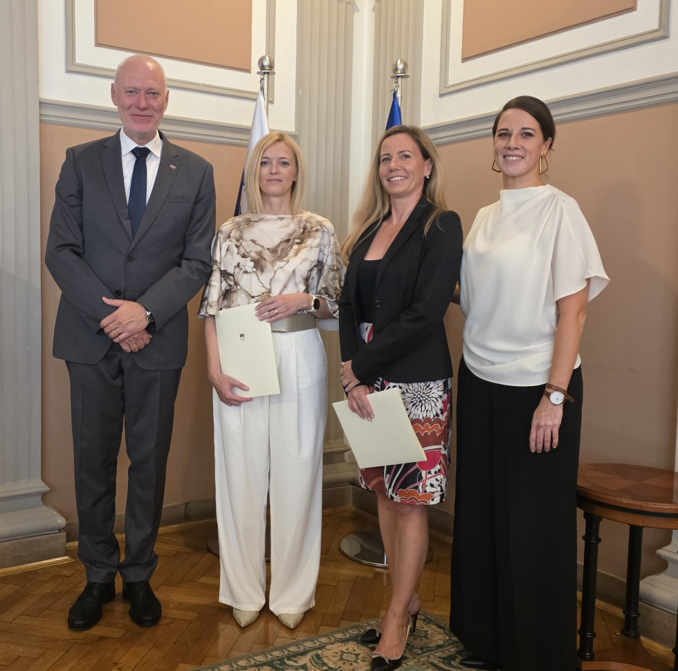 skupinska fotografija višjih državnih odvetnic, državnega sekretarja in generalne državne odvetnice
