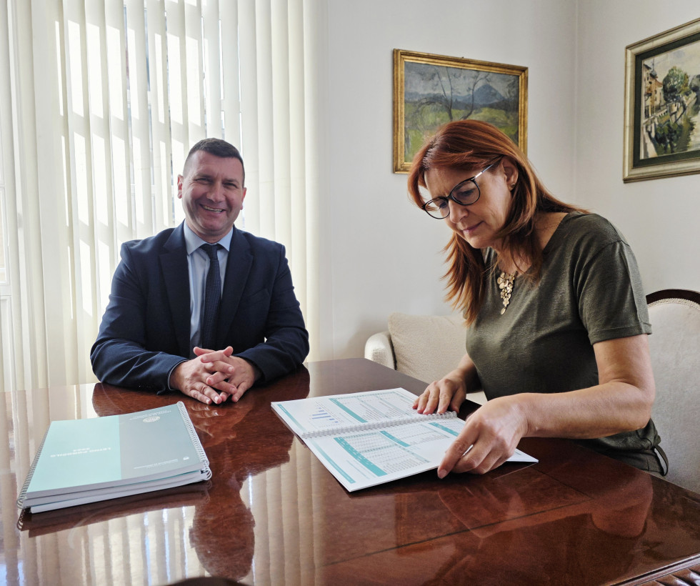 ministrica in direktor sedita za mizo, ministrica lista po letnem poročilu
