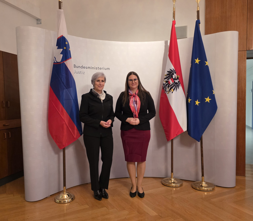 uradna fotografija obeh pravosodnih ministric