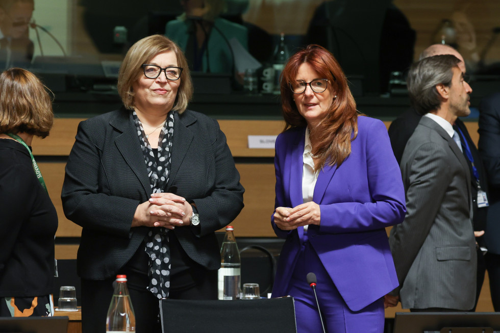 Ministrica Katič v pogovoru s predstavnico....