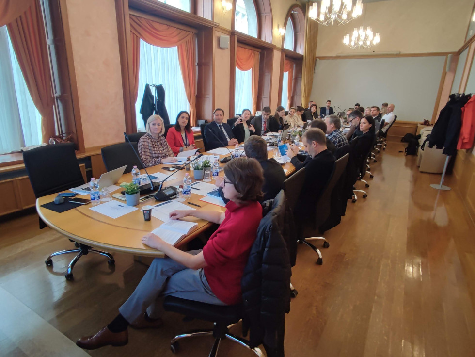 na fotografiji vsi udeleženci posveta v sejni dvorani spremljajo predstavitev 