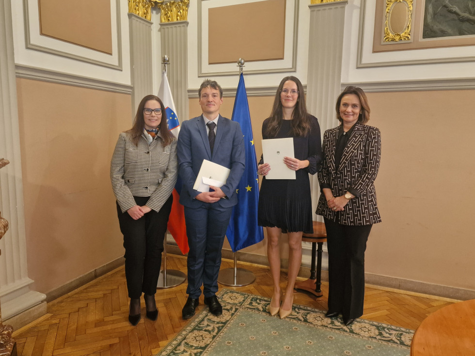 Državna sekretarka in generalna državna tožilka skupaj z državnima tožilcema. 