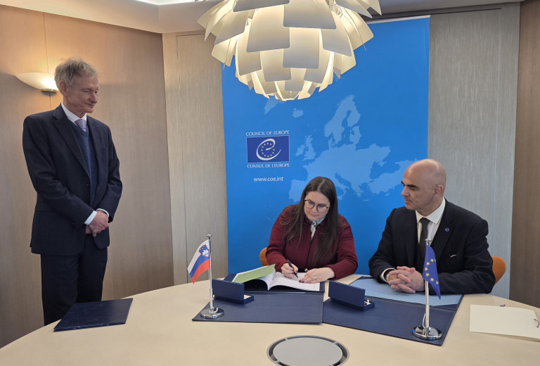 Ministrica za pravosodje v Strasbourgu podpisala Konvencijo o varstvu odvetniškega poklica