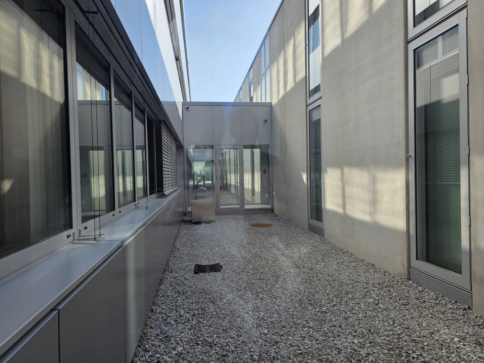 prehod med dvema stavbama