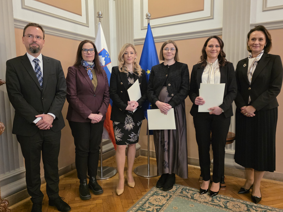 skupinska fotografija novozaprisegle državne tožilke, državna sekretarka in generalna državna tožilka