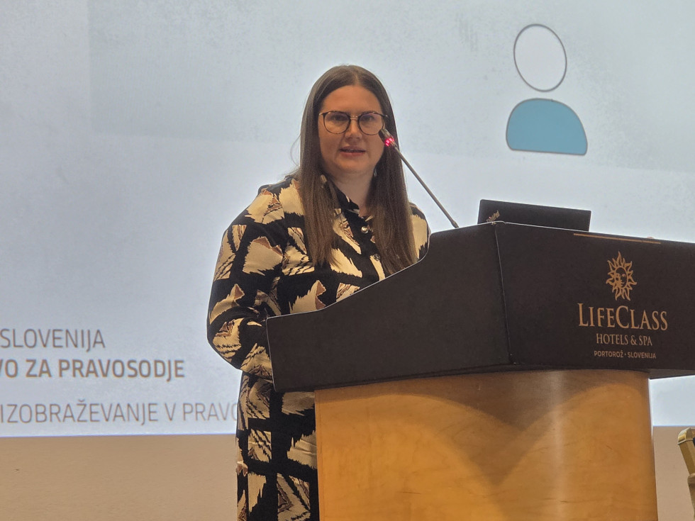 Ministrica za pravosodje med nagovorom za govorniškim pultom na Dnevih slovenskega sodstva.