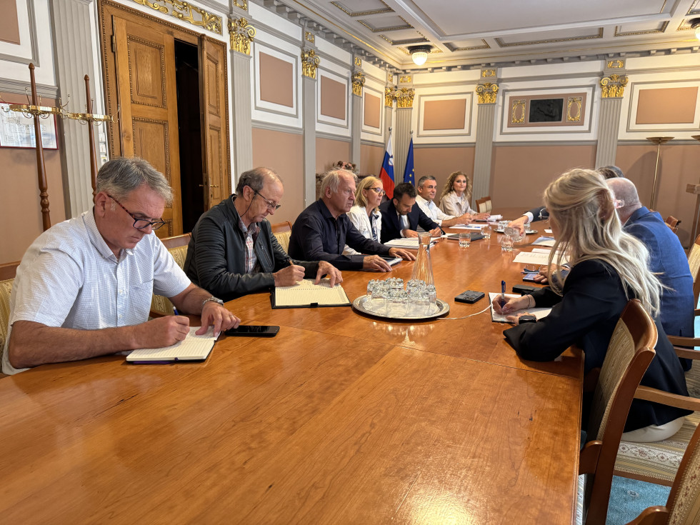  Predstavniki civilne iniciative za veliko sejno mizo. 