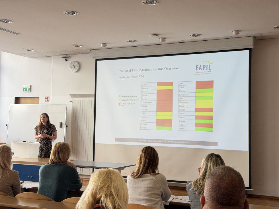 predstavnica fakultete za katedrom predava o novem zakonu