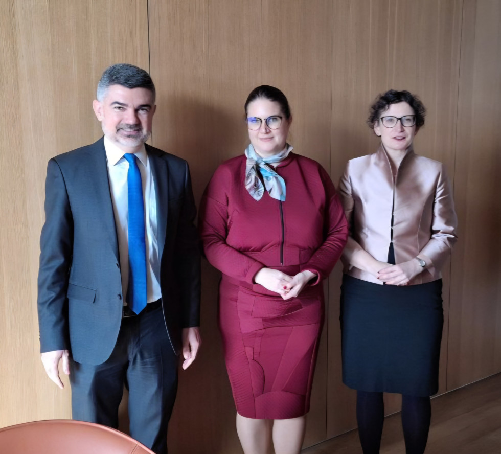 ministrica s slovensko sodnico in francoskim sodnikom