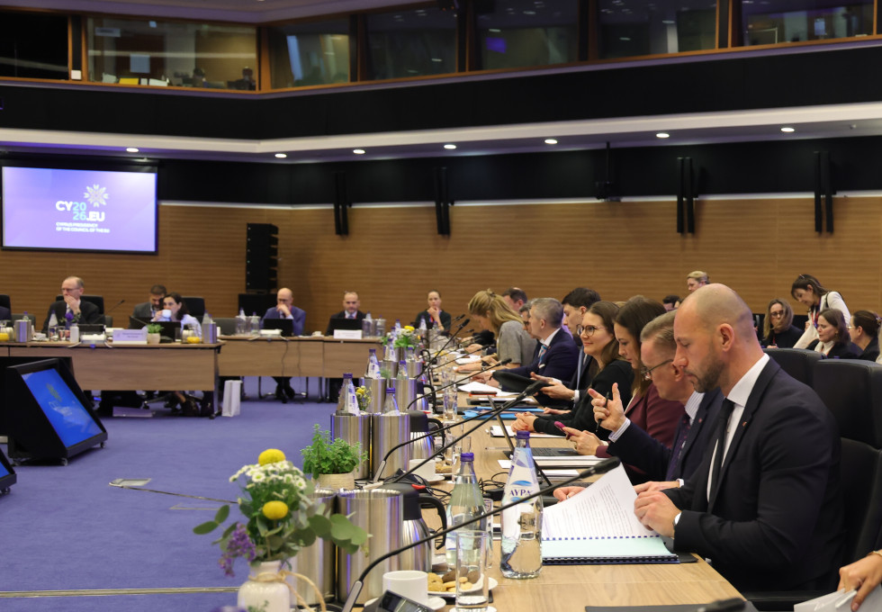 bližnji posnetek več ministrov za konferenčno dvorano