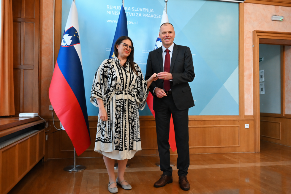 Dosedanja ministrica za pravosodje mag. Andreja Kokalj in novi minister za pravosodje Mihael Zupančič ob primopredaji poslov na Ministrstvu za pravosodje.