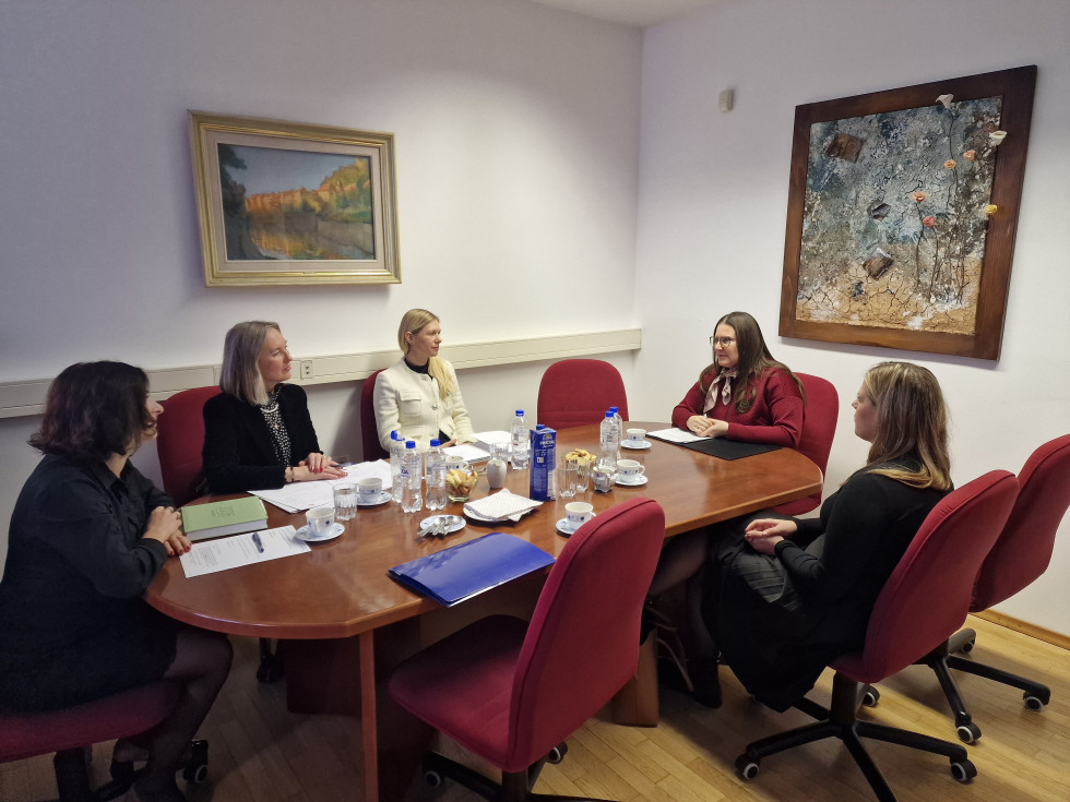 S sodniki v Postojni se ministrica pogovarja za mizo