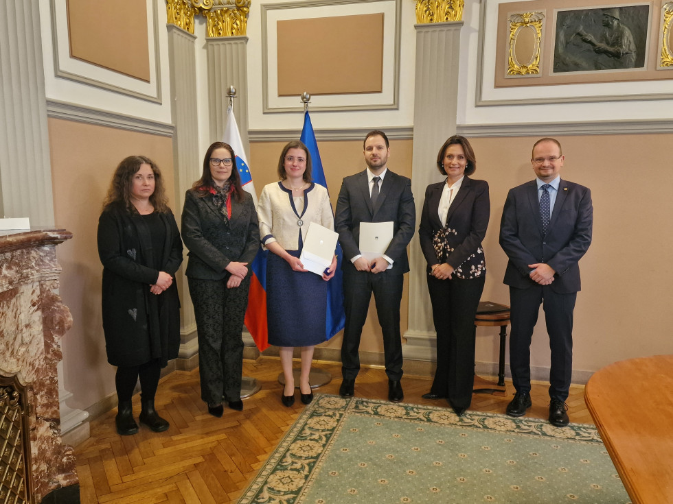 Državna sekretarka na skupinski fotografiji skupaj z udeleženci na zaprisegi 