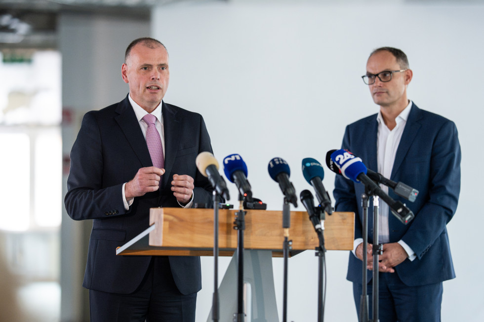 Minister Mihael Zupančič za govorniškim pultom. Levo na sliki minister za pultom, desno  ob njem dr. Anže Logar, predsednik stranke Demokrati Anžeta Logarja