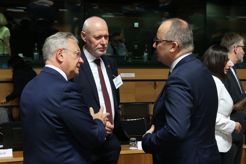 Državni sekretar dr. Milan Brglez se pozdravlja s kolegi na Svetu EU za pravosodje in notranjo politiko.