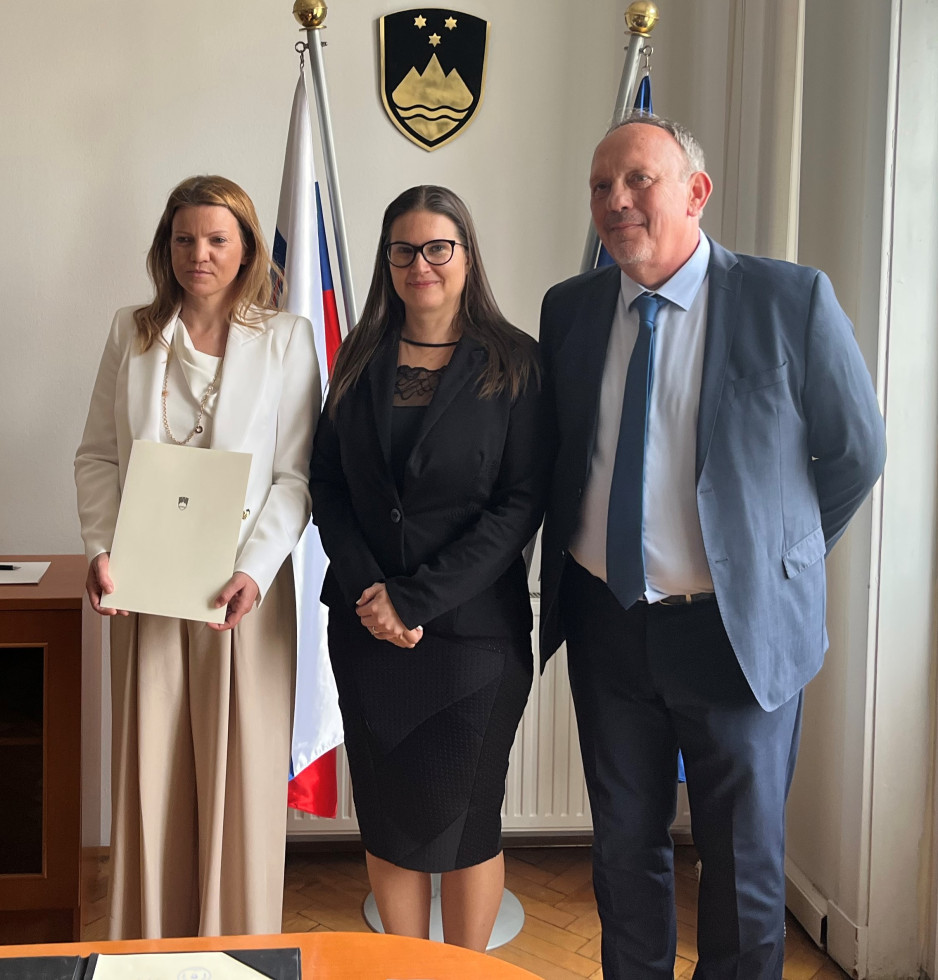 namestnica izvršitelja Ksenija Ilijaš, državna sekretarka mag. Andreja Kokalj in izvršitelj Zoran Kuret Marolt