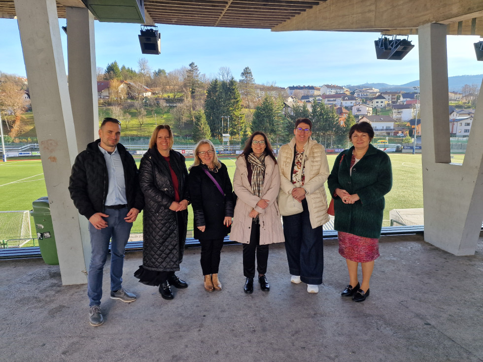 Obisk državne sekretarke dr. Maje Čarni Pretnar pri izvajalcu sankcij Zavod za mladino in šport Trbovlje v špoortnem parku Rudar. Skupinska fotografija, v ozadju park.  