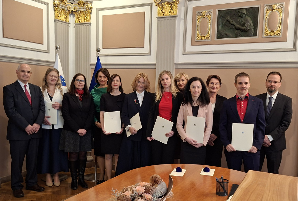 Skupinska fotografija novih okrajnih državnih tožilcev z državno sekretarko in generalno državno tožilko