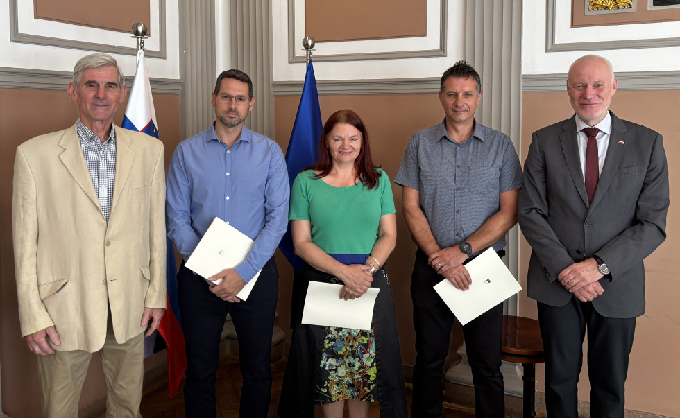 Skupinska fotografija novih sodnih cenilcev z državnim sekretarjem dr. Milanom Brglezom in predsednikom Strokovnega sveta za sodno izvedenstvo, cenilstvo in tolmačenje prof. dr. Vincencom Butala
