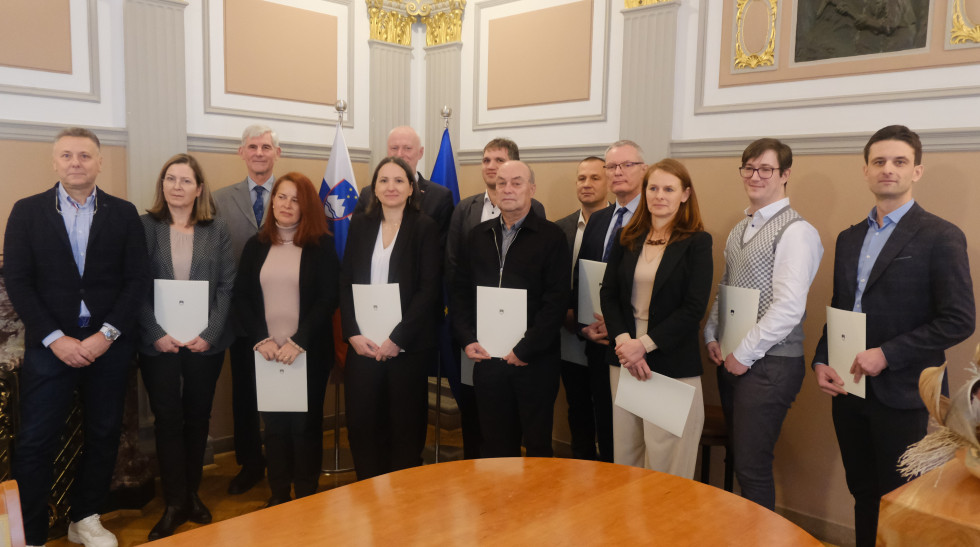 Skupinska fotografija po zaprisegi sodnih izvedencev, sodnih cenilcev in sodnega tolmača