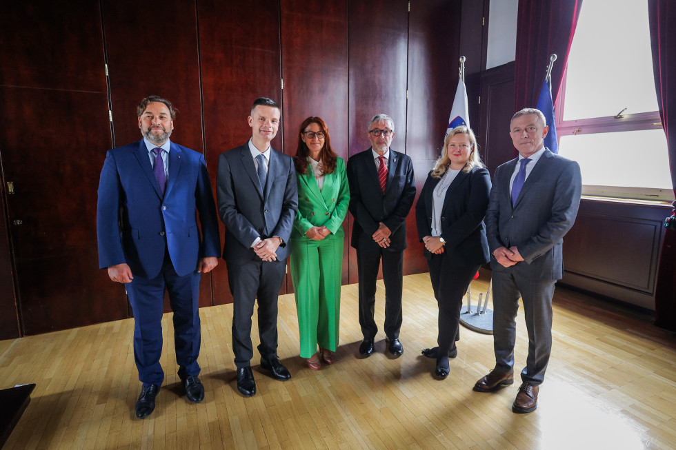 Skupinska fotografija govorcev na obeležitvi