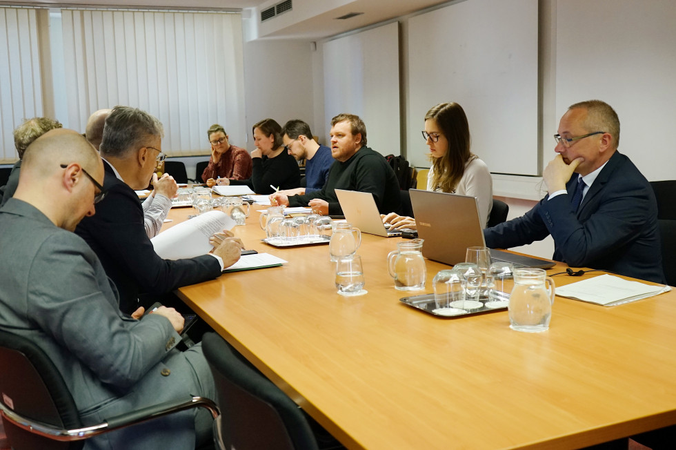 Minister Simon Maljevac in državni sekretar dr. Klemen Ploštajner z ostalimi udeleženci