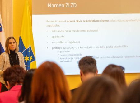 Leja Drofenik Štibelj za govorniškim odrom, levo platno