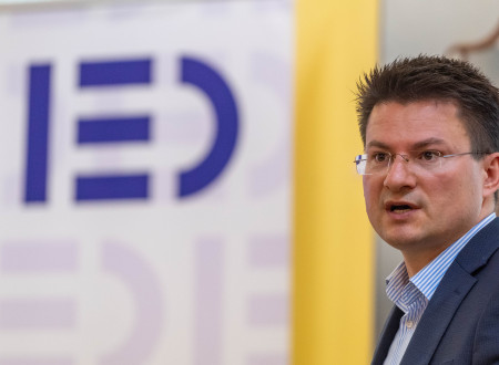 Tilen Božič, zadaj pano s kratico IED