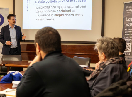 Tilen Božič, levo od njega pano s kratico IED, desno platno