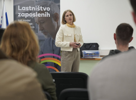 Mag. Leja Drofenik Štibelj, levo od nje pano