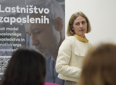 Mag. Leja Drofenik Štibelj, levo od nje pano