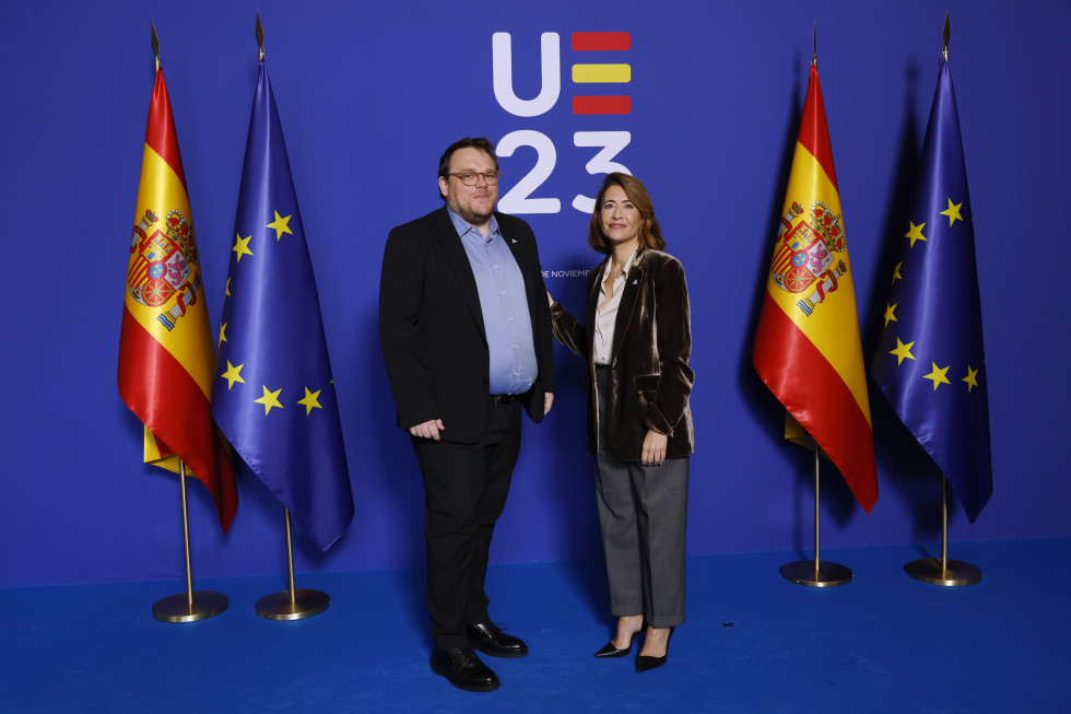 Minister za solidarno prihodnost na neformalnem srečanju ministrov za stanovanjsko politiko in urbani razvoj v Španiji skupaj s špansko ministrico Raquel Sánchez Jiménez