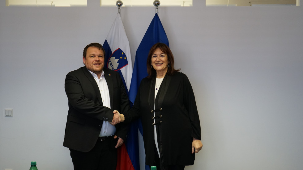  Minister Simon Maljevac in evropska komisarka in podpredsednica Evropske komisije Dubravka Šuica se rokujeta