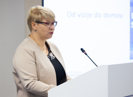 Dr. Jug Jerše za govorniškim pultom, pred njim mikrofon