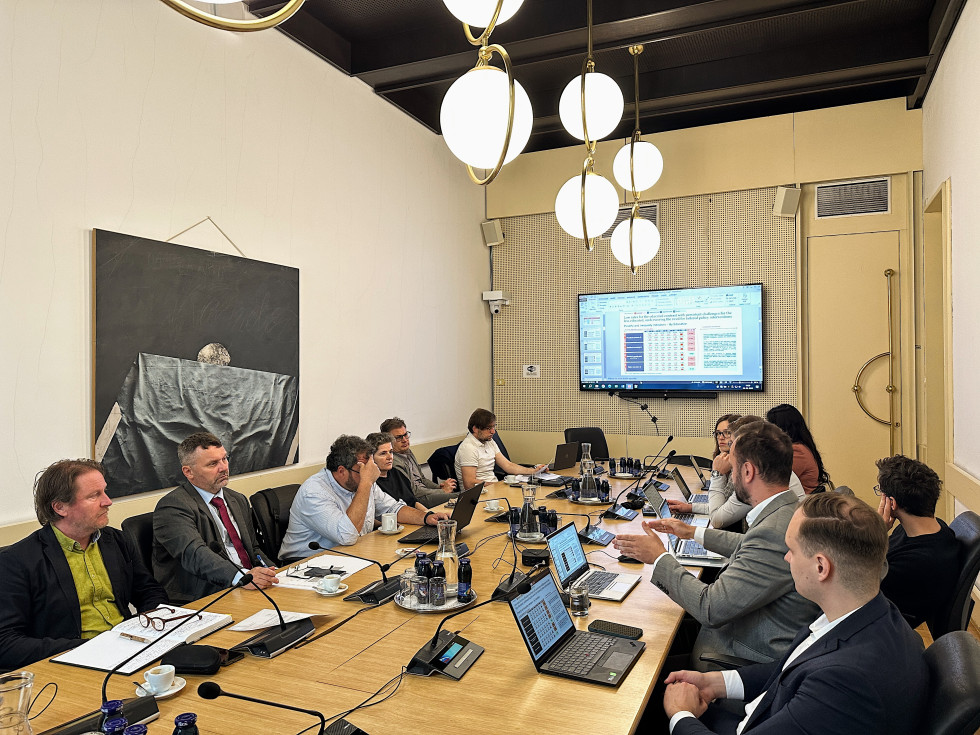 V sejni sobi člani skupine, na velikem ekranu izsledki raziskave