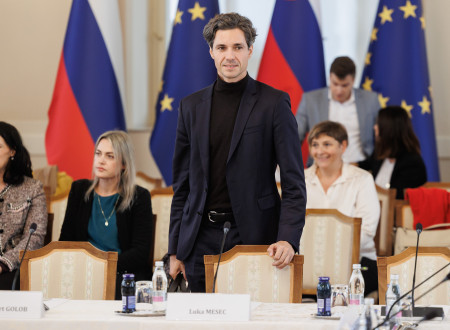 Minister Mesec stoji pred mizo