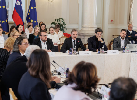 Ministrica za zdravje Valentina Prevolnik Rupnik, minister Simon Maljevac, premier dr. Robert Golob, minister Luka Mesec sedijo za mizo