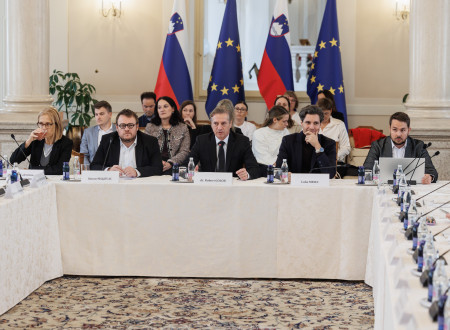 Ministrica za zdravje Valentina Prevolnik Rupnik, minister Simon Maljevac, premier dr. Robert Golob, minister Luka Mesec sedijo za mizo