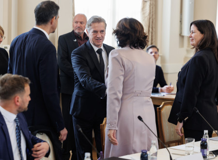 Premier Golob se rokuje z udeleženci posveta