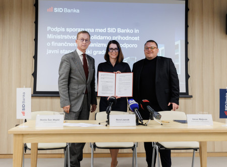 Jamnik, Šarc Majdič in Maljevac stojijo za mizo, Šarc Majdič drži v rokah podpisano pogodbo