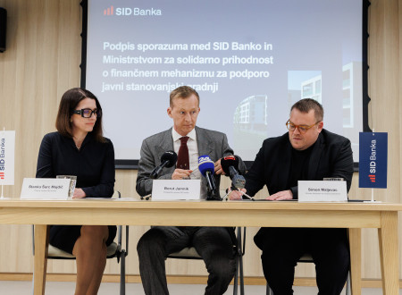 Jamnik, Šarc Majdič in Maljevac podpisujejo pogodbo