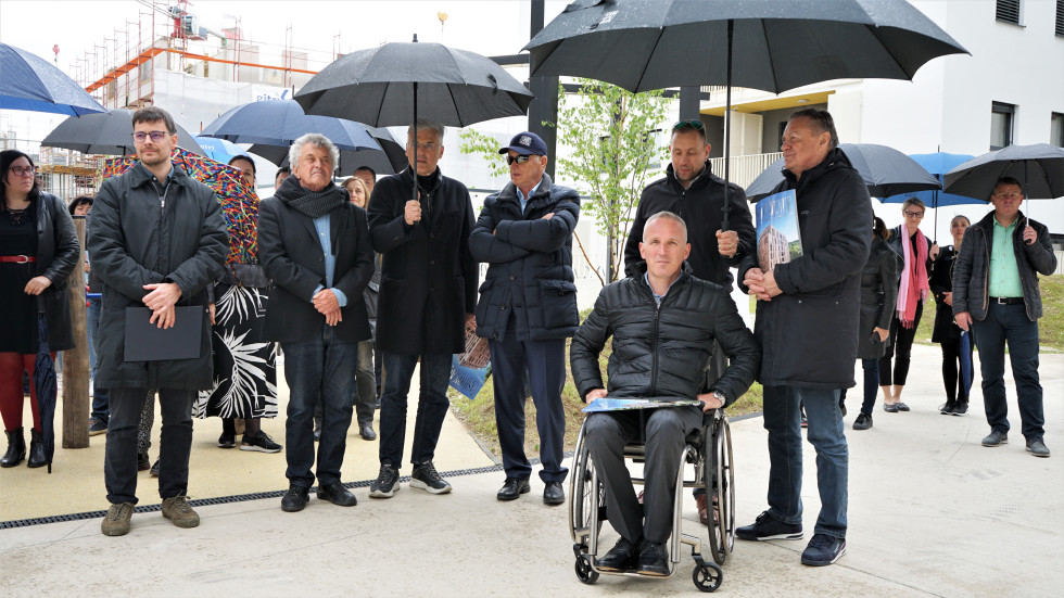 Na fotografiji državni sekretar dr. Klemen Ploštajner, nekdanji ljubljanski podžupan Janez Koželj, direktor Stanovanjskega sklada Črtomir Remec, častni meščan Ljubljane Jože Mermal, direktor JSS MOL Sašo Rink in ljubljanski župan Zoran Janković