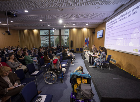 Dvorana z udeleženci konference