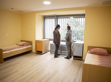 Državni sekretar si ogleduje prostore, s sogovornikom stojita pred oknom