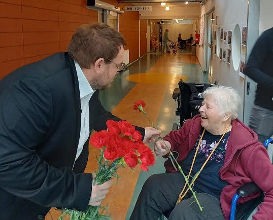 Minister Maljevac stanovalki Dom starejših Fužine izroča nagelj
