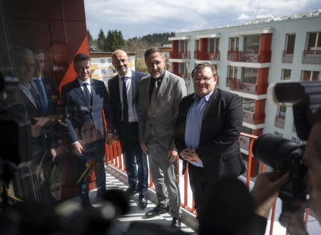 Visoki gostje na balkonu novega večstanovanjskega bloka