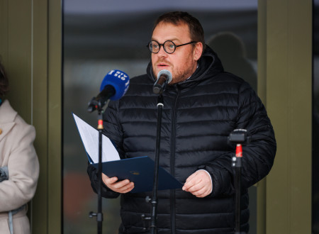 Minister ima nagovor, pred njim mikrofoni